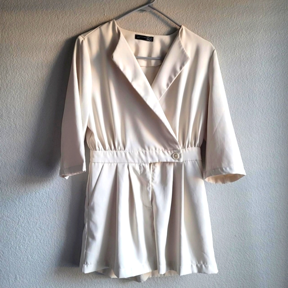 NWOT LAPEL COLLAR QUARTER SLEEVE TAN BELTED ROMPER SIZE S